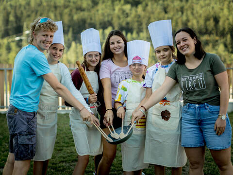 kitchen.crew